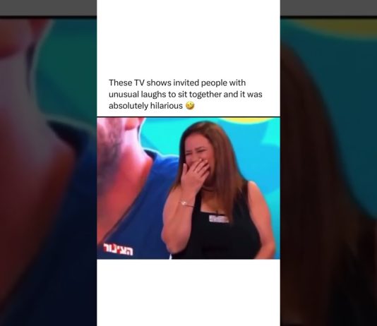 Ljudje, ki se smešno smejijo, skupaj v TV oddaji