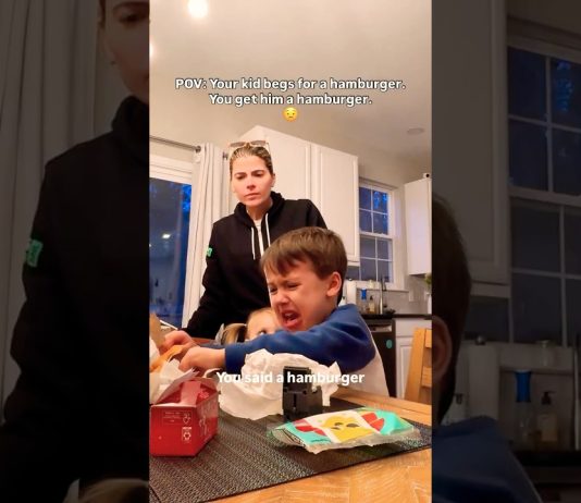 Reakcija malčka na hamburger iz Mc’Donaldsa